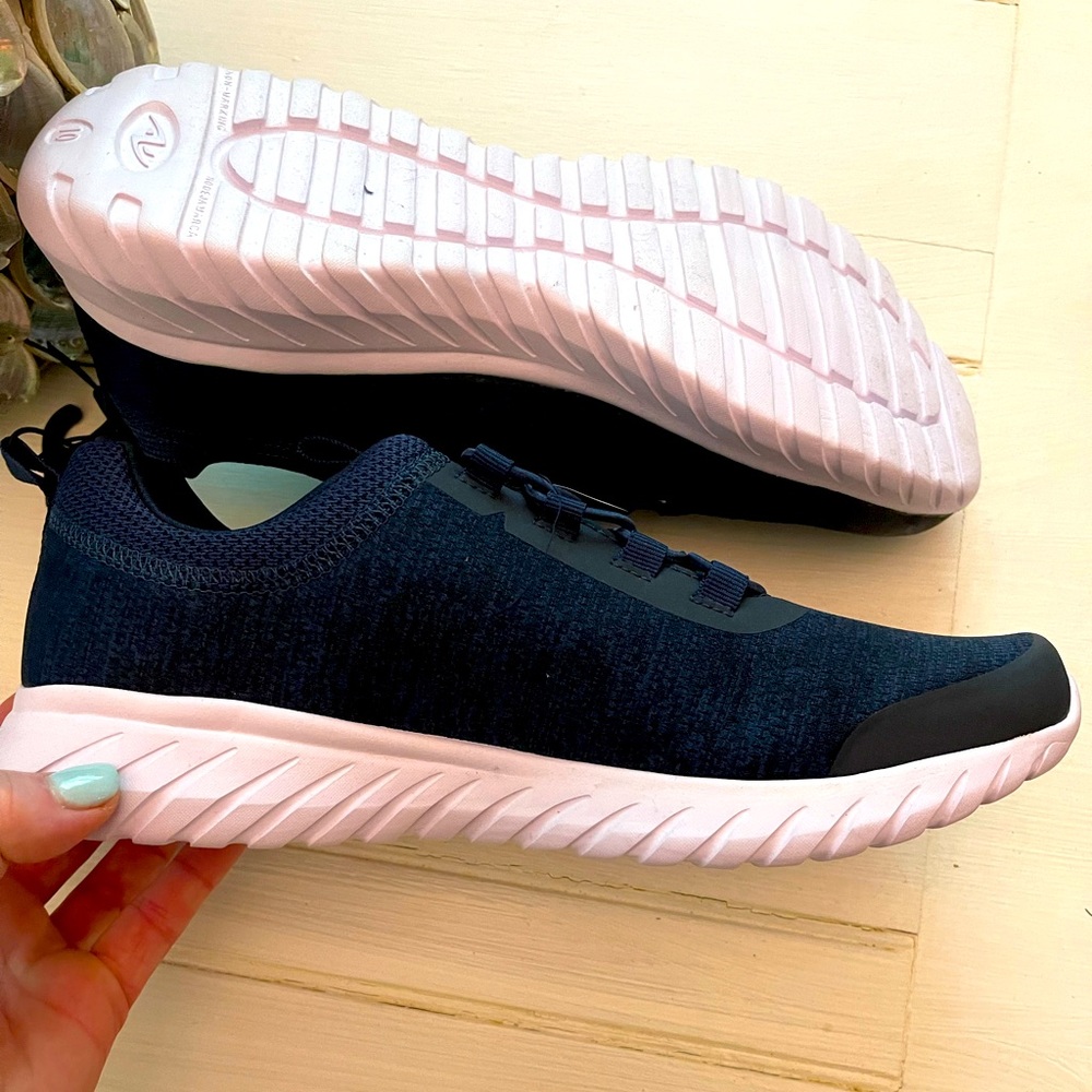 Athletic Works Mens size 10. With memory foam.